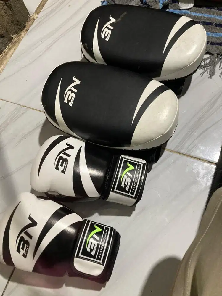 Pad BN dan sarung tinju BN 10 oz dewasa