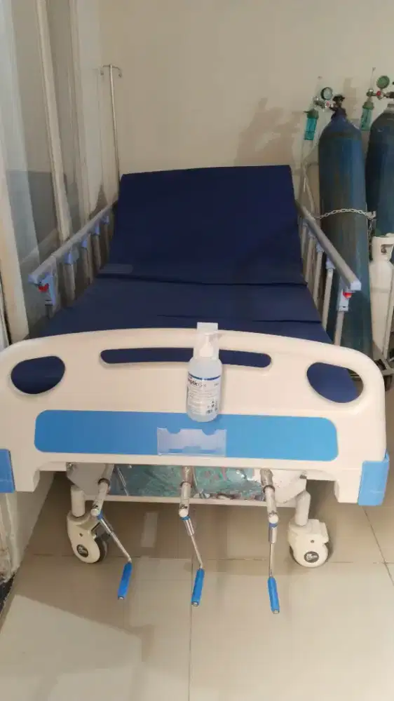 tabung oksigen dan tempat tidur rawat.
