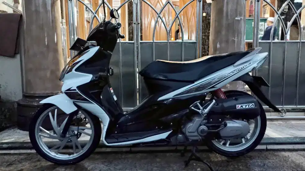 SUZUKI SKYWAVE TH 2011 PUTIH MUTIARA