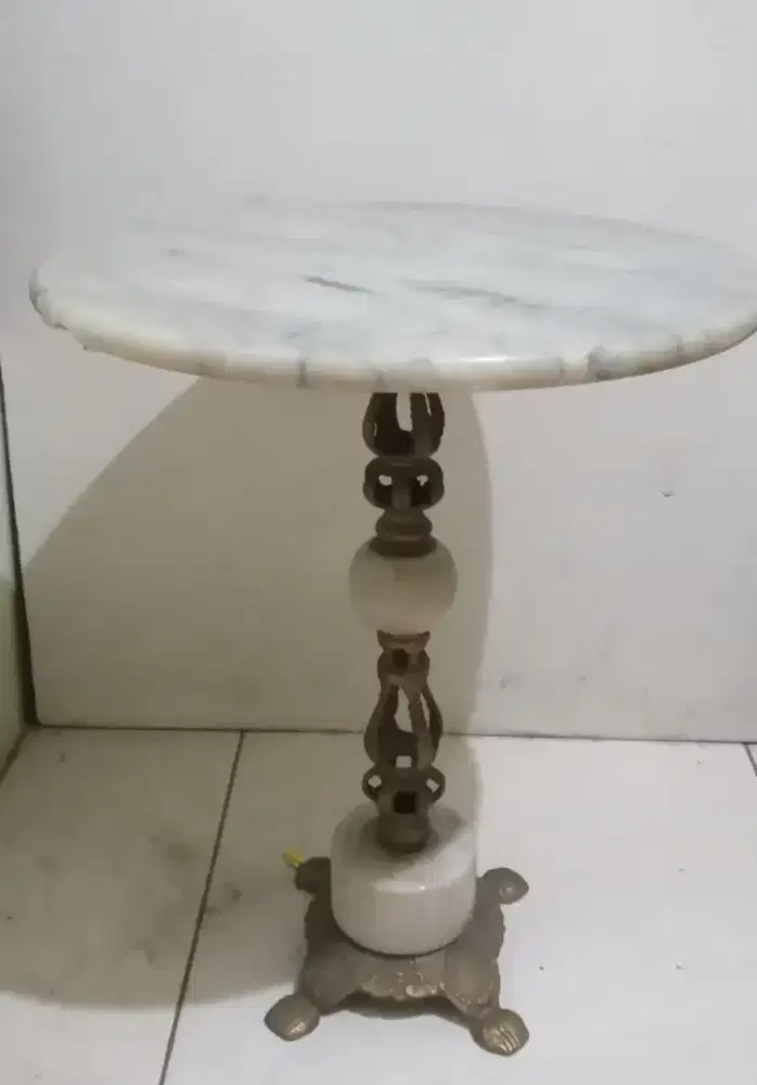 meja marmer bulat kaki besi
