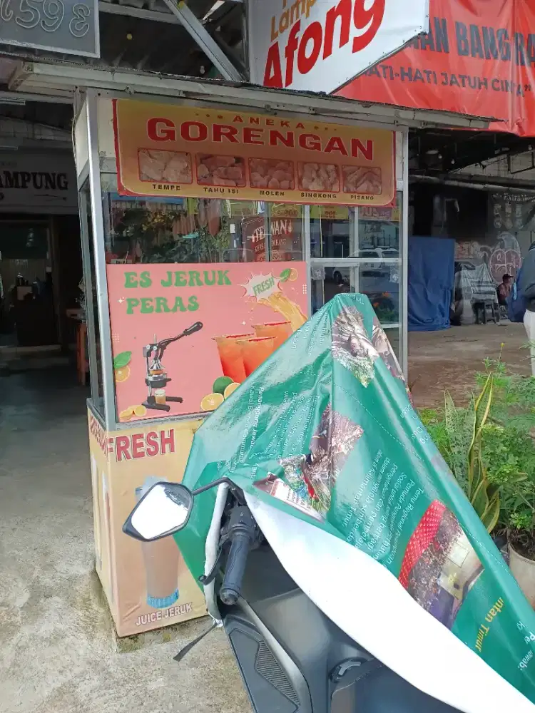 Etalase kaca rangka almunium