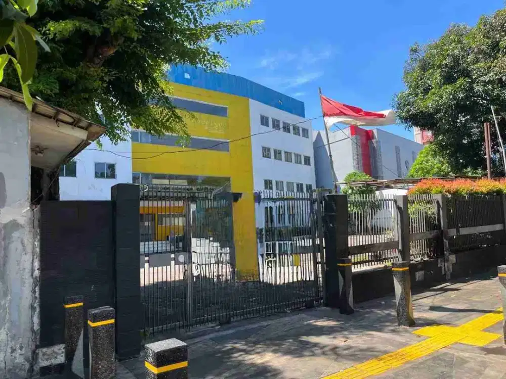 Gedung Bertingkat 4 Lantai Pinggir Jalan Raya Strategis - LT 2220 m²