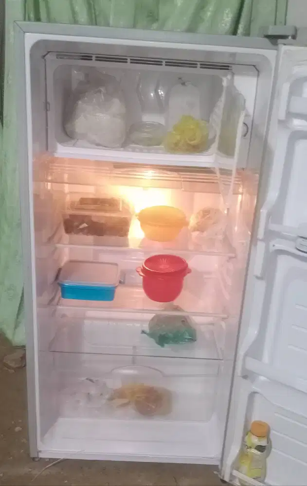 Kulkas 1 pintu SHARP.Mesin original pabrik belum rusak. Harga Rp.800