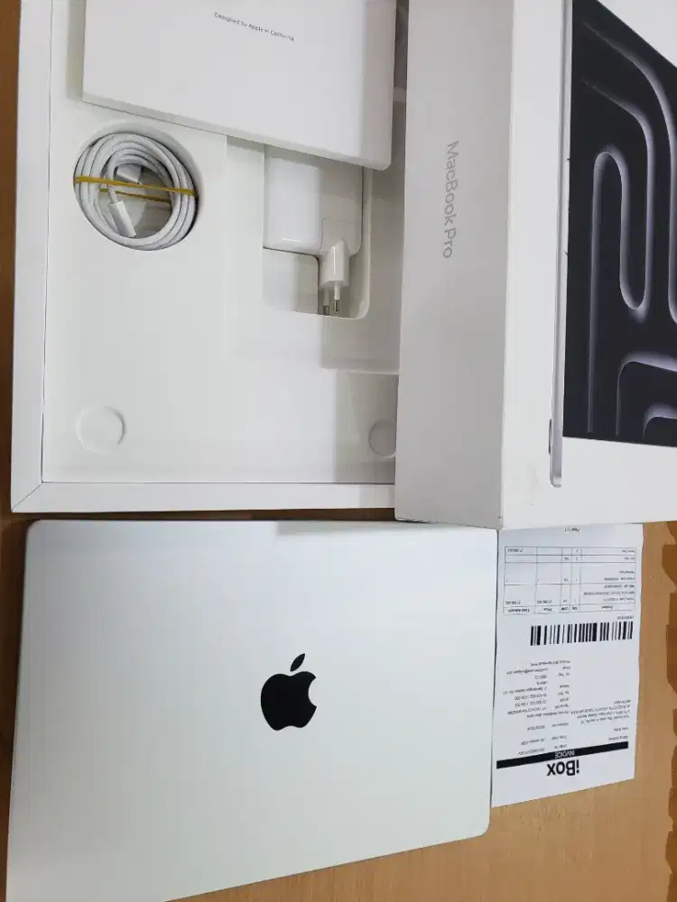 MacBook Pro M5 2026 14 inch RAM 16/512GB Silver iBox ID baru 3 hari