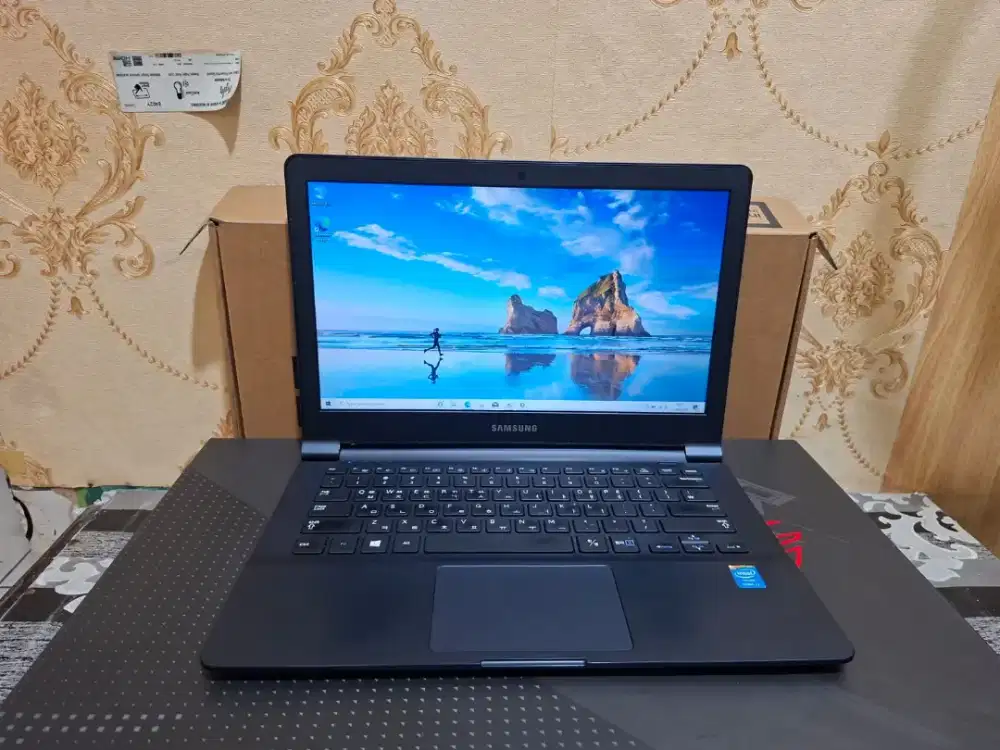 laptop samsung 910s3g intel core i3-4020y masih bagus