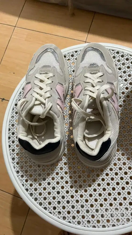 Sepatu wanita - sneakers