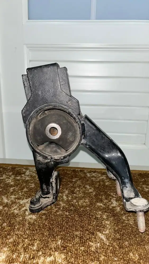 Mounting mesin bagian belakang altis 2011 2000cc original