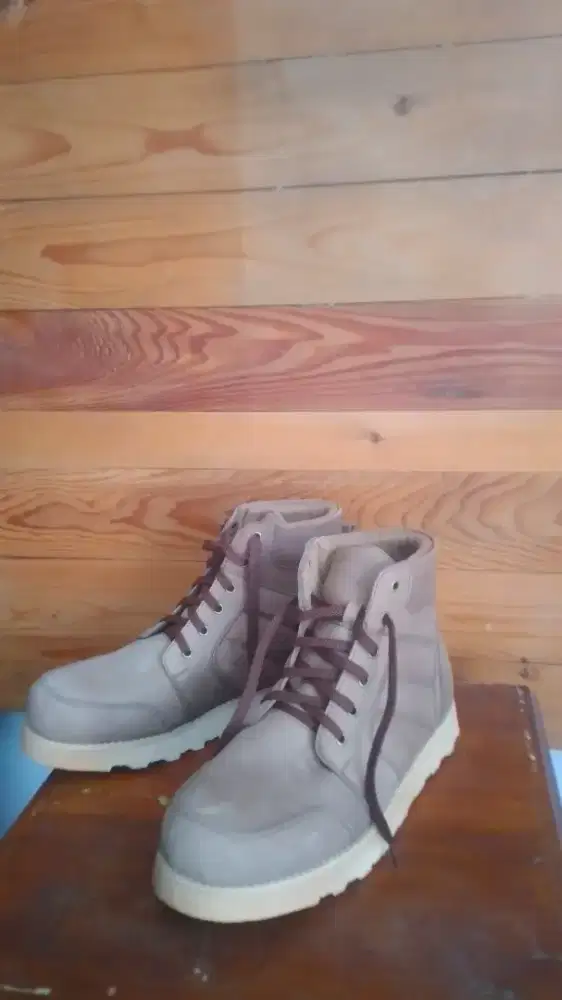 Sepatu boots kulit asli