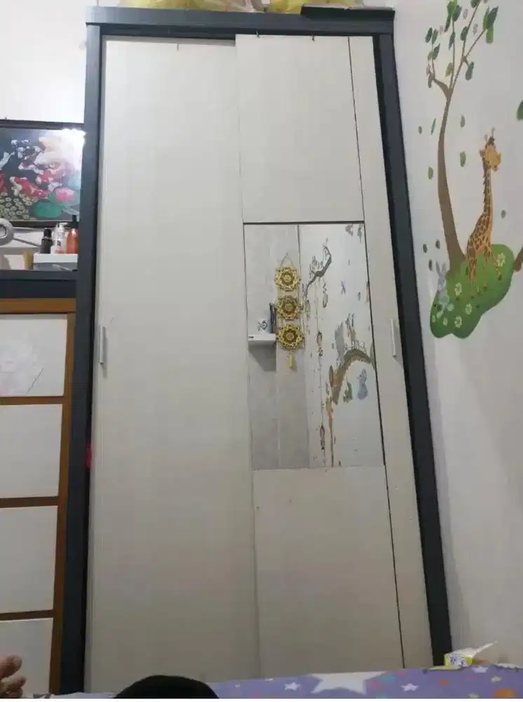 Lemari pakaian meranti hpl