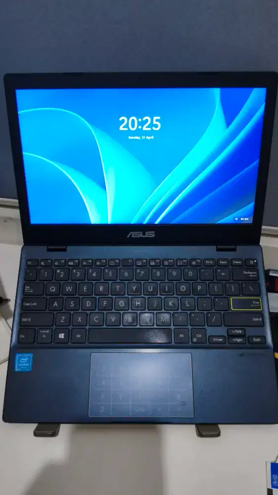 Laptop ASUS E210 MAO 11,6 inch ram 4 SSD 256 siap pakai