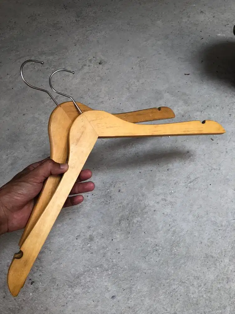 Hanger kayu kastok pakaian