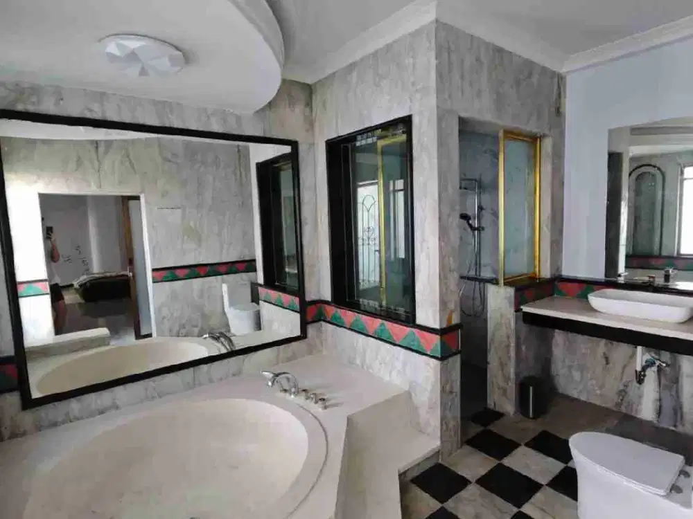 Di Jual rumah mewah new renovasi full furnished dekat living world Denpasar Utara