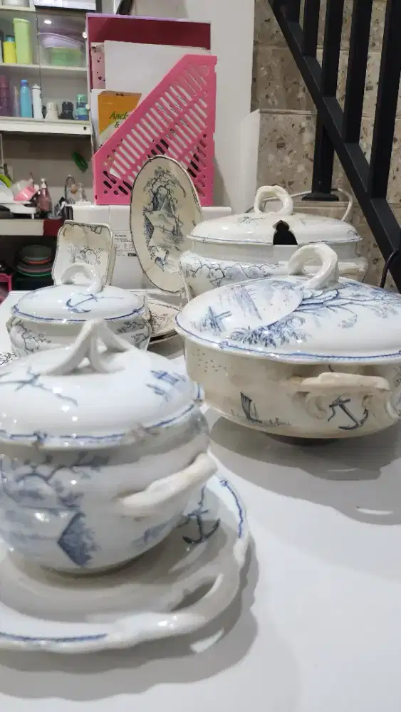 Satu set peralatan hidangan vintage