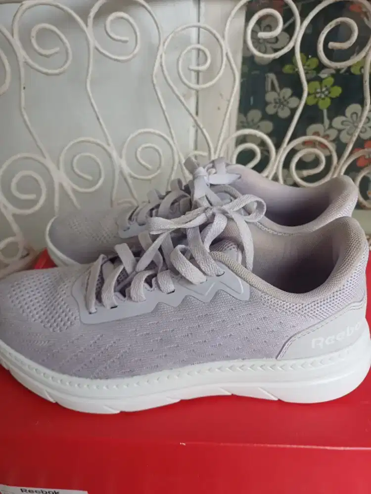 Sepatu Reebok Jogger Wanita size 38.5