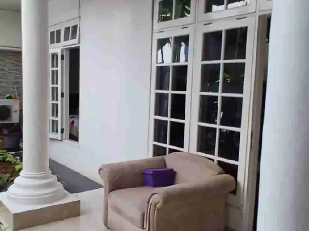 Dijual rumah 2 lantai di Legenda Wisata Zona Mozart
