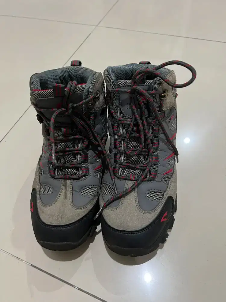 Sepatu hiking outdor