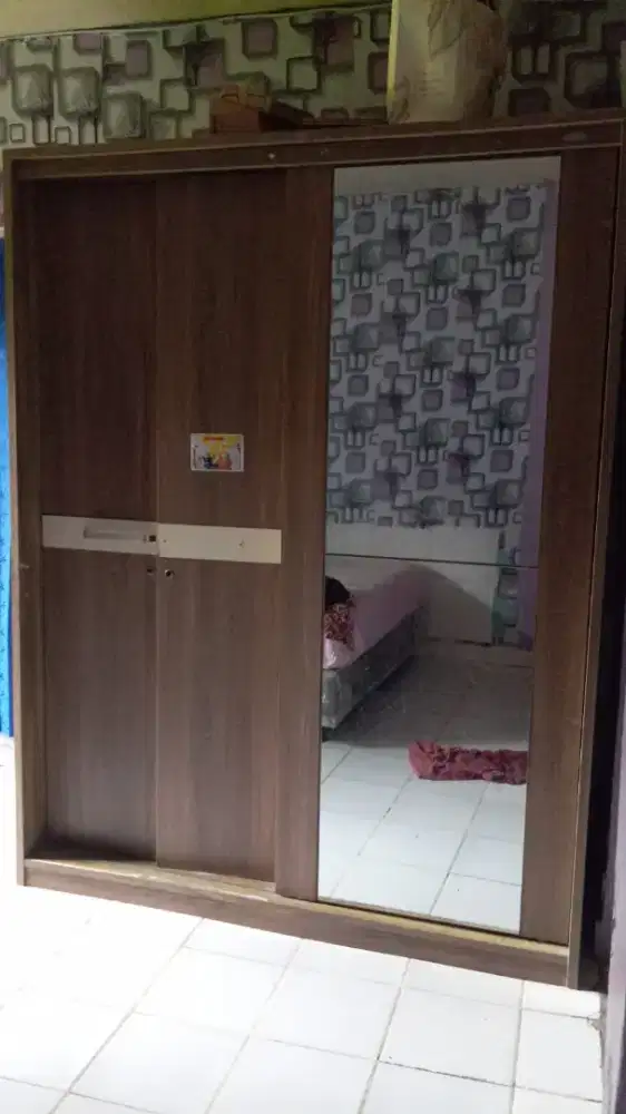 Lemari pakaian pintu sleding