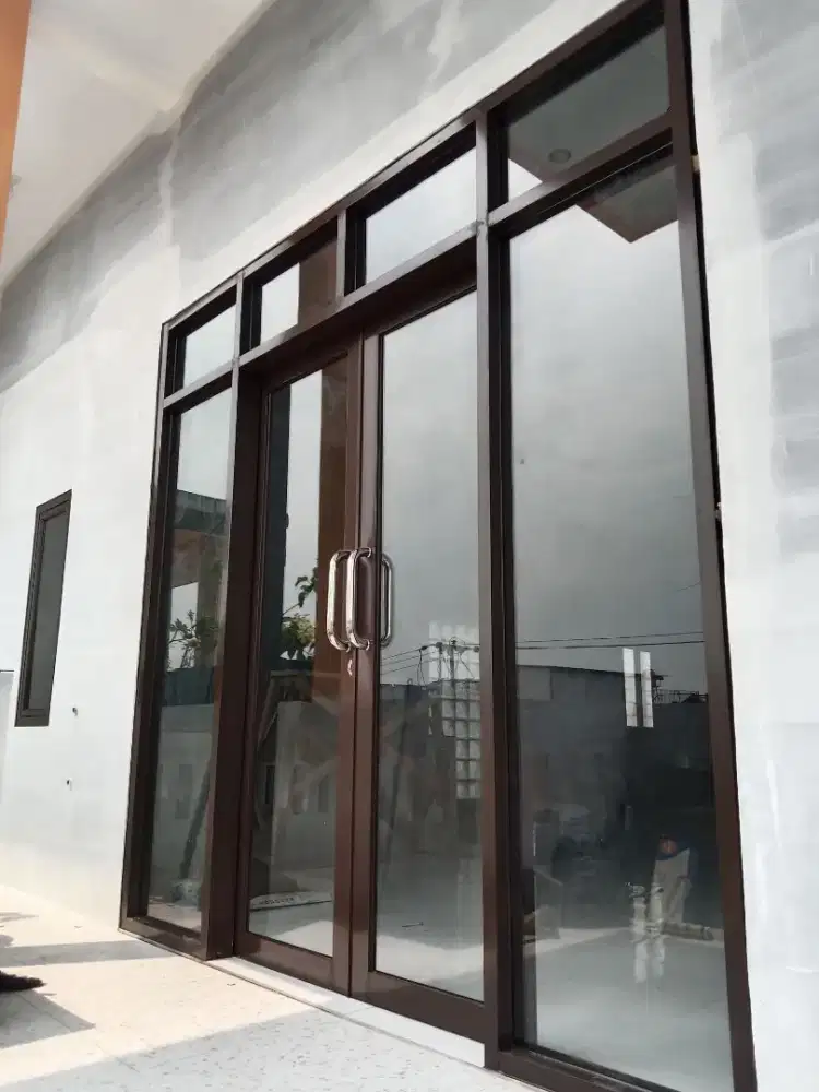 Partisi pintu aluminium T240cm L400cm hrg plus pasang 8,8 jt / set
