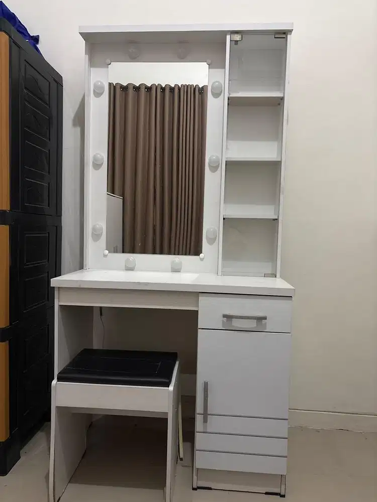 Meja Rias Minimalis