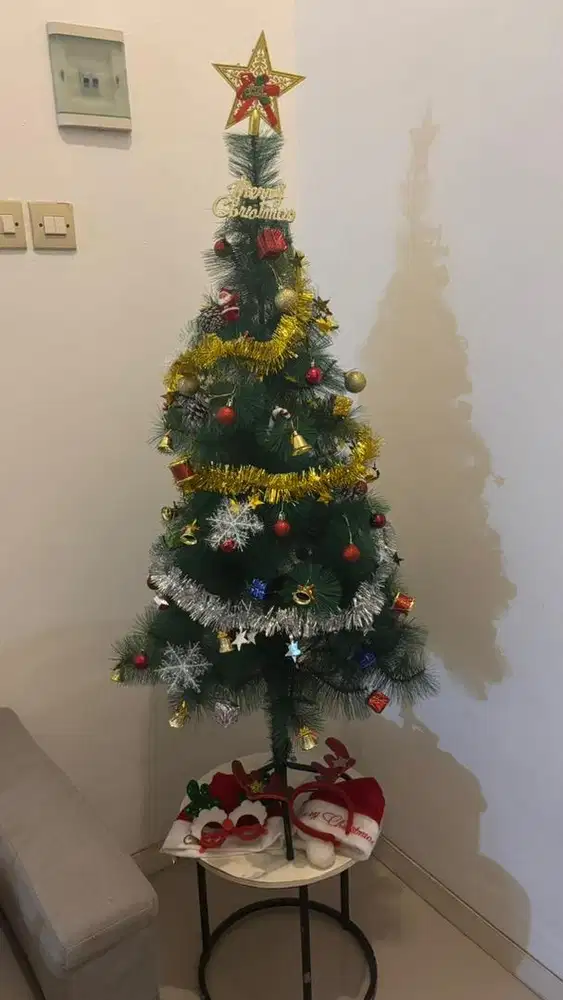 Pohon Natal include aksesoris natal