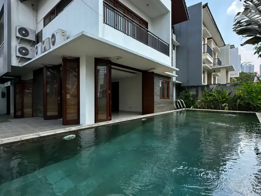 Dijual Rumah Mewah Hoek dengan Kolam Renang di Cilandak Jakarta Selatan