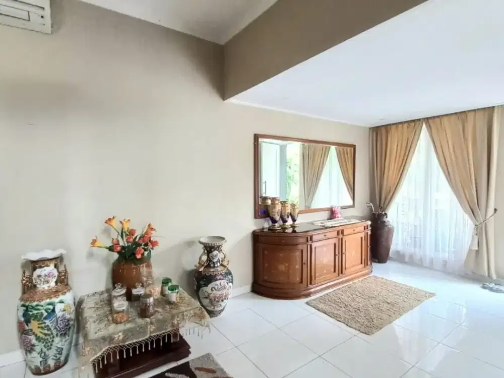 SANGAT MEWAH! Disewakan Rumah 2 Lantai Siap Huni & Lokasi Strategis di Emerald Bintaro — Full AC & Swimming Pool  (SP 0999)
