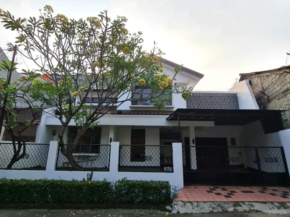 HARGA TERBAIK! Disewakan Rumah Luas 2 Lantai Siap Huni & Lokasi Strategis di Bintaro Sektor 5 — Tanah Luas & Full AC  (SP 1010)