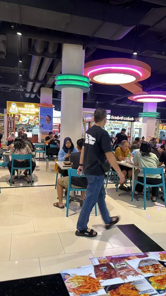 Kasir atau crew resto