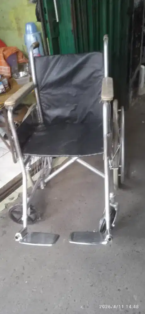 Kursi  roda bekas siap pakai