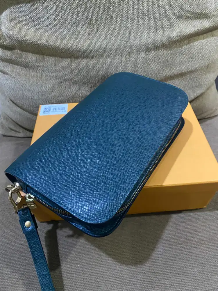 Handbag pouch louis vuitton green taiga leather original net price