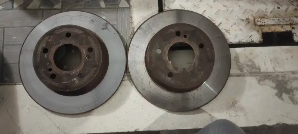 Disc bekas copotan mercy w203 depan belakang set