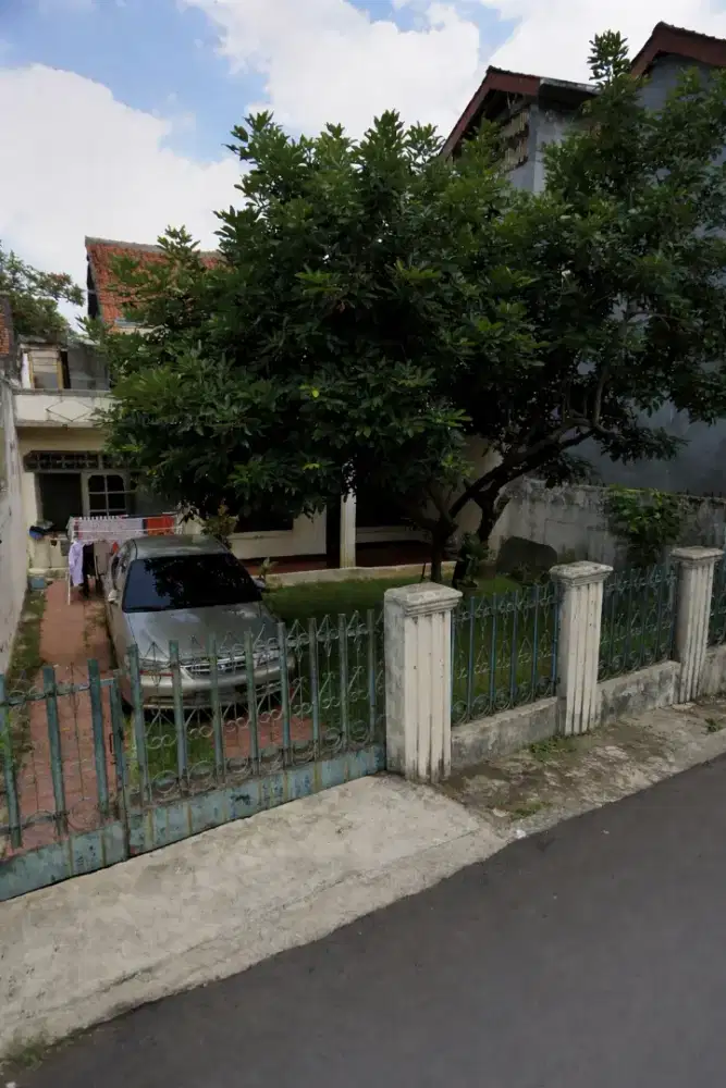 RUMAH LUAS HARGA MENARIK – COCOK UNTUK INVESTASI / RENOVASI