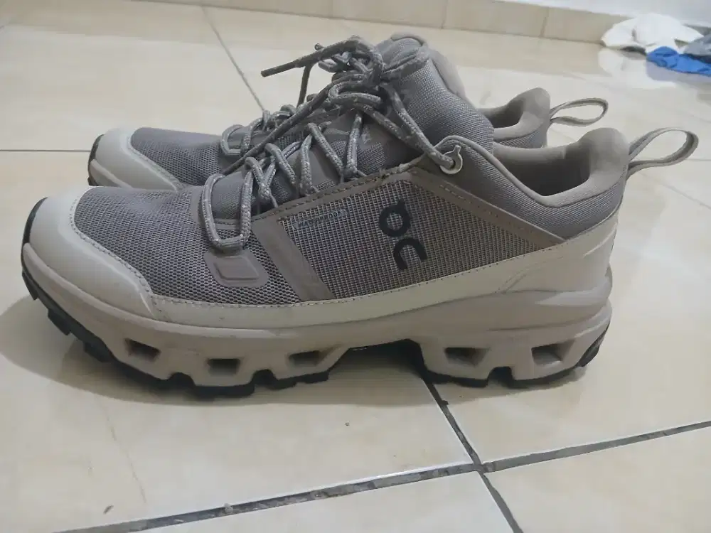 Sepatu On Cloud Original 43