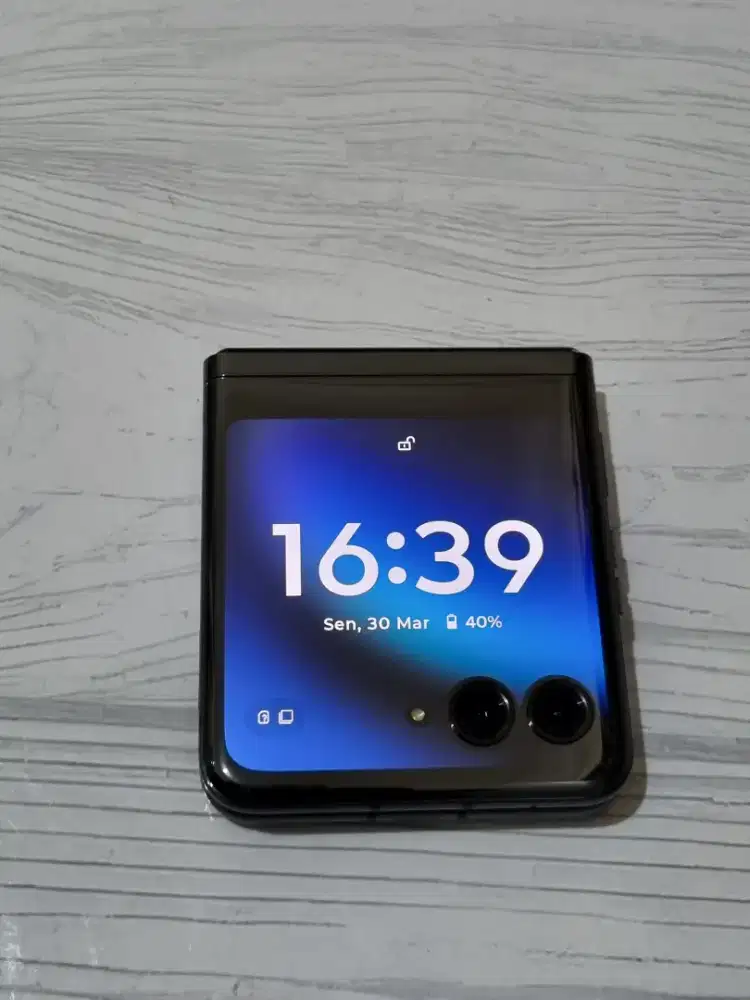 Motorola Razr 2023 40 ultra 256GB Permanen