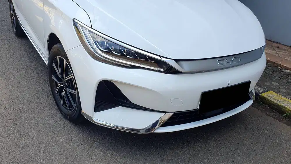 BYD M6 M 6 Superior Captain 6 Seater EV White On Brown 2025 Brand New