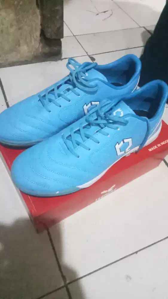Sepatu futsal dan olahraga