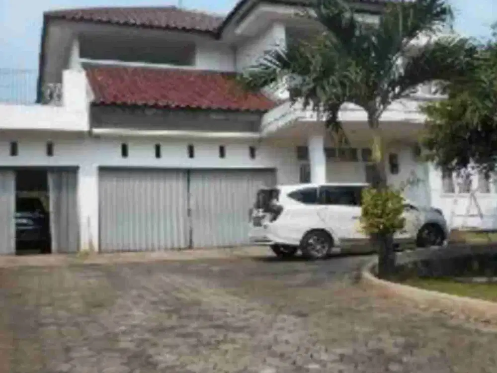 Rumah Tingkat Murah Cantik dan Tanah Luas diatas 1000 m² di Ciracas Jakarta Timur