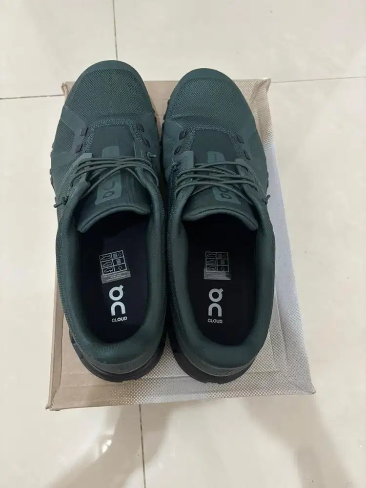 dijual sepatu ori Oncloud beli di footlocker