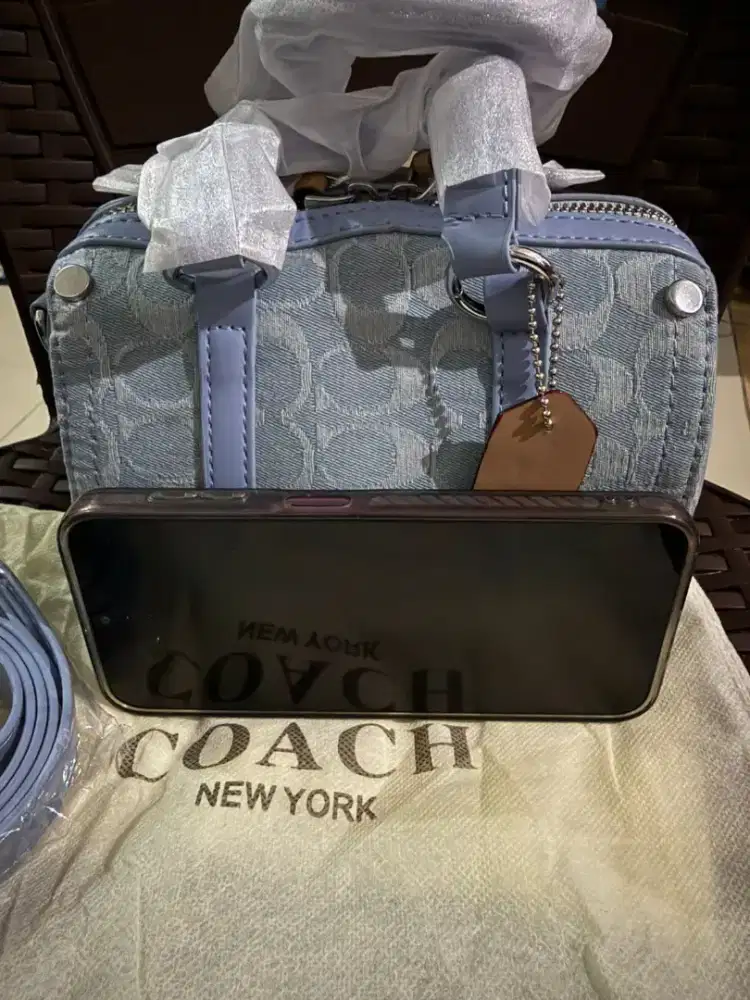 Coach mini bahan denim 
Size 17,5 x 14 cm
Masuk HP layar gede