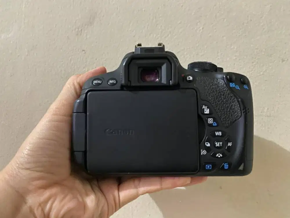 Dijual 1 set Kamera Canon EOS 700d