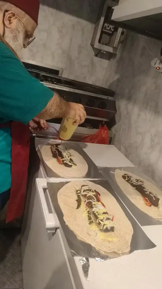 Wanita Jaga booth makanan,minuman.umur harus berusia minimal 30