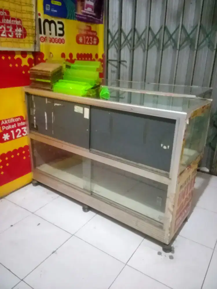 Etalase Konter Ram Aksesoris Akrilik dan Springbed