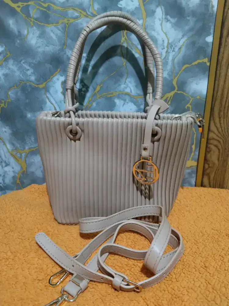 Tas Elizabeth Masih seperti baru