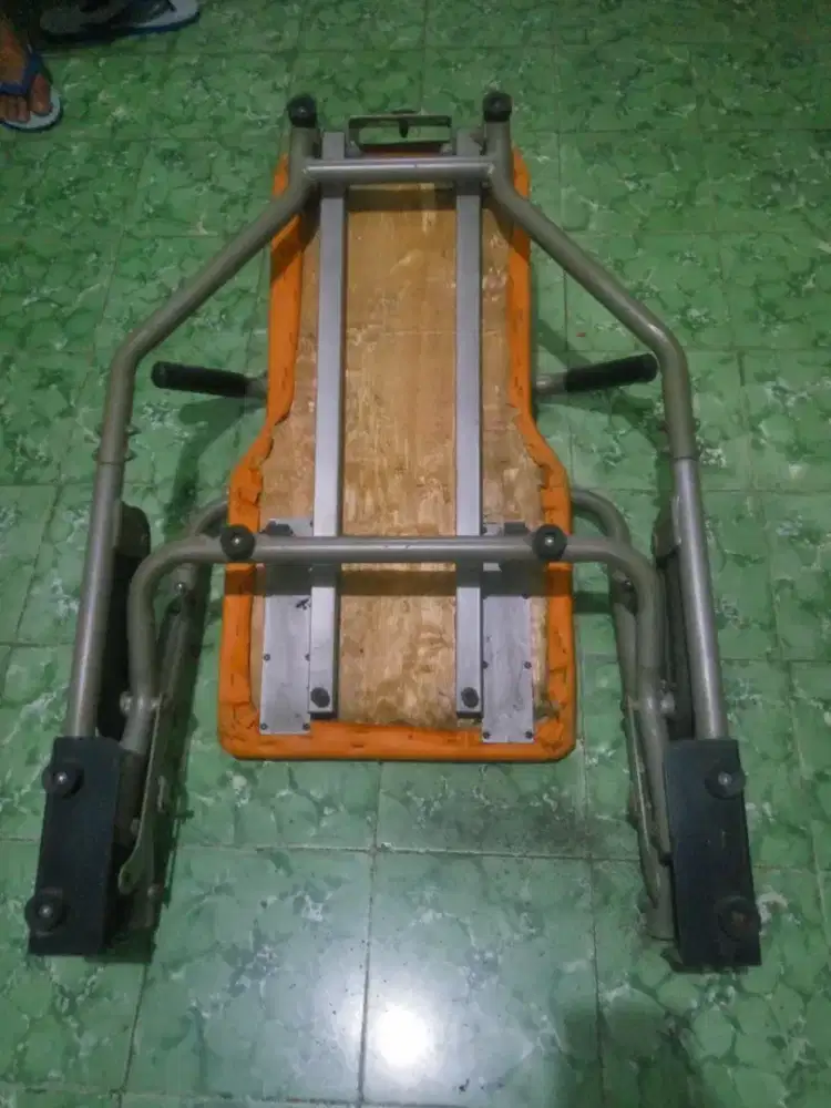 Alat fitnes pembentuk Trisep dan pembentuk perut pinggul