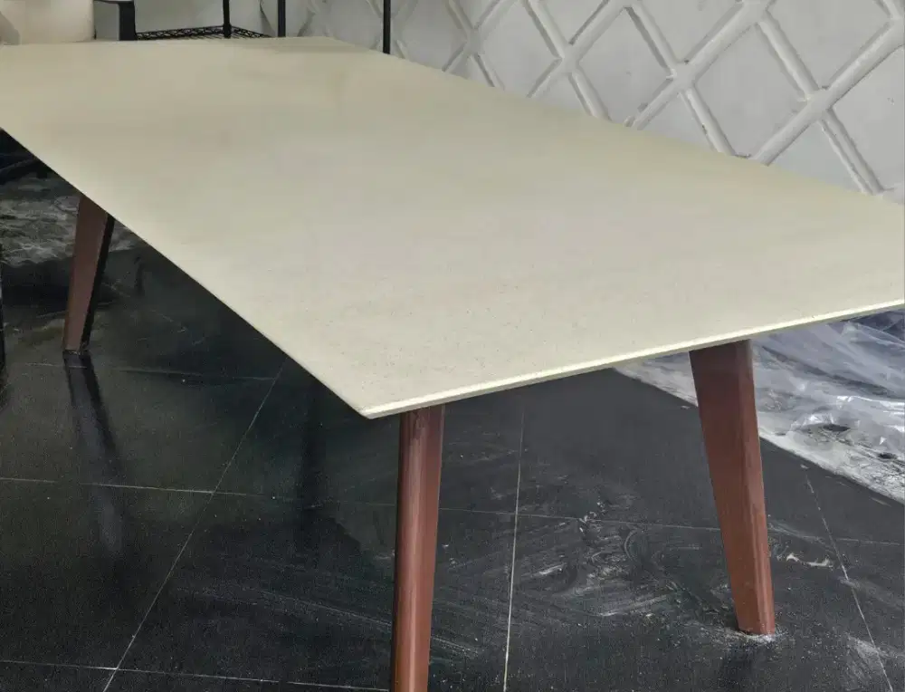 MEJA MAKAN MERK CELLINI