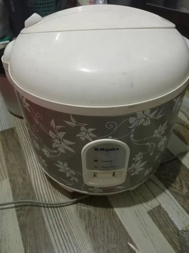 Magic com merk miyako lengkap. Cuma kardus udah gaada