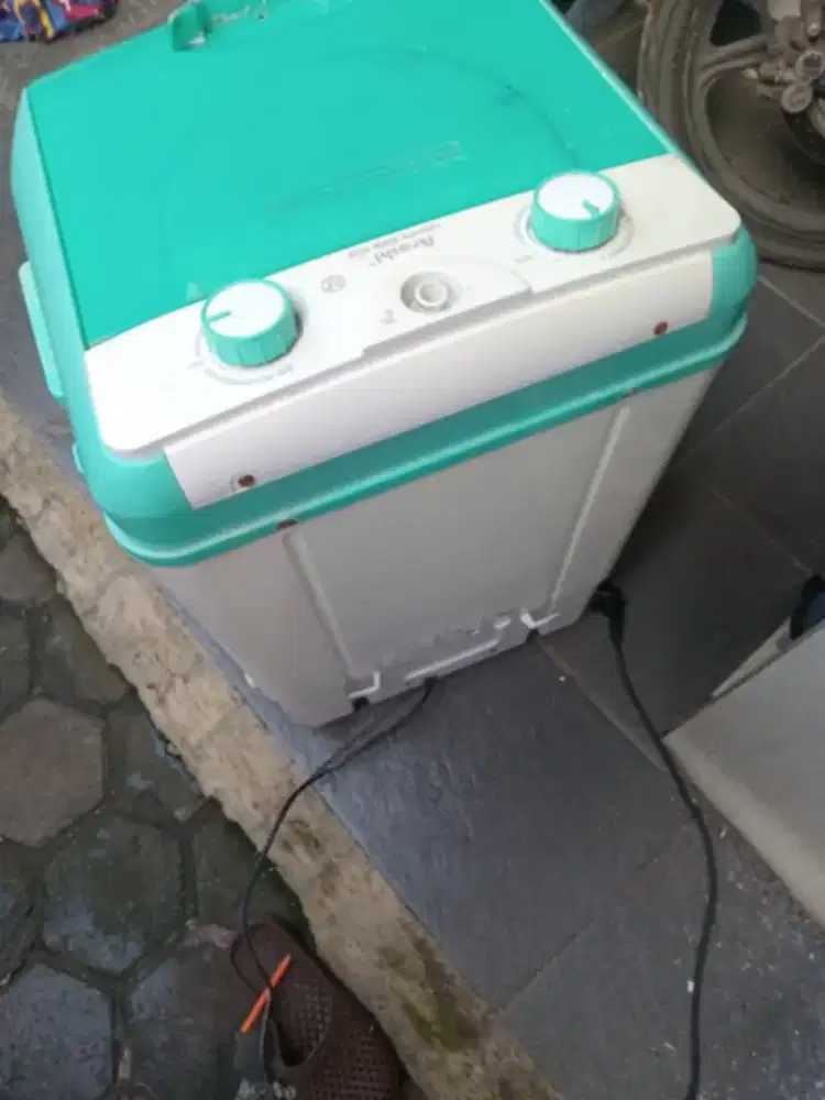 Mesin cuci mini minusnya ember pengeringnya g ada