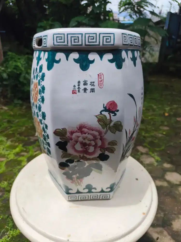 Guci antik ukuran besar