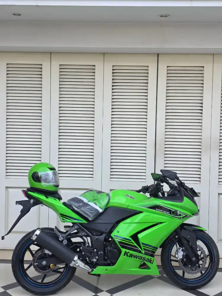 Kawasaki ninja 250R 2011 km 1400 gress like new