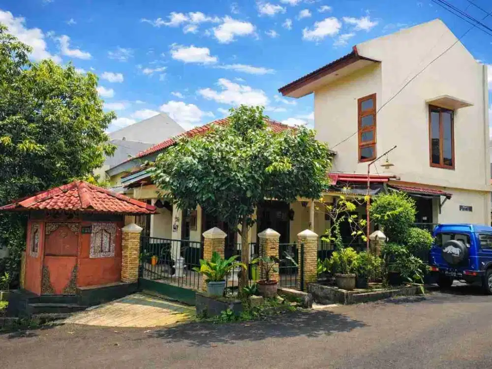 Rumah Mungil, Klasik, dan Kokoh di Mega Cinere